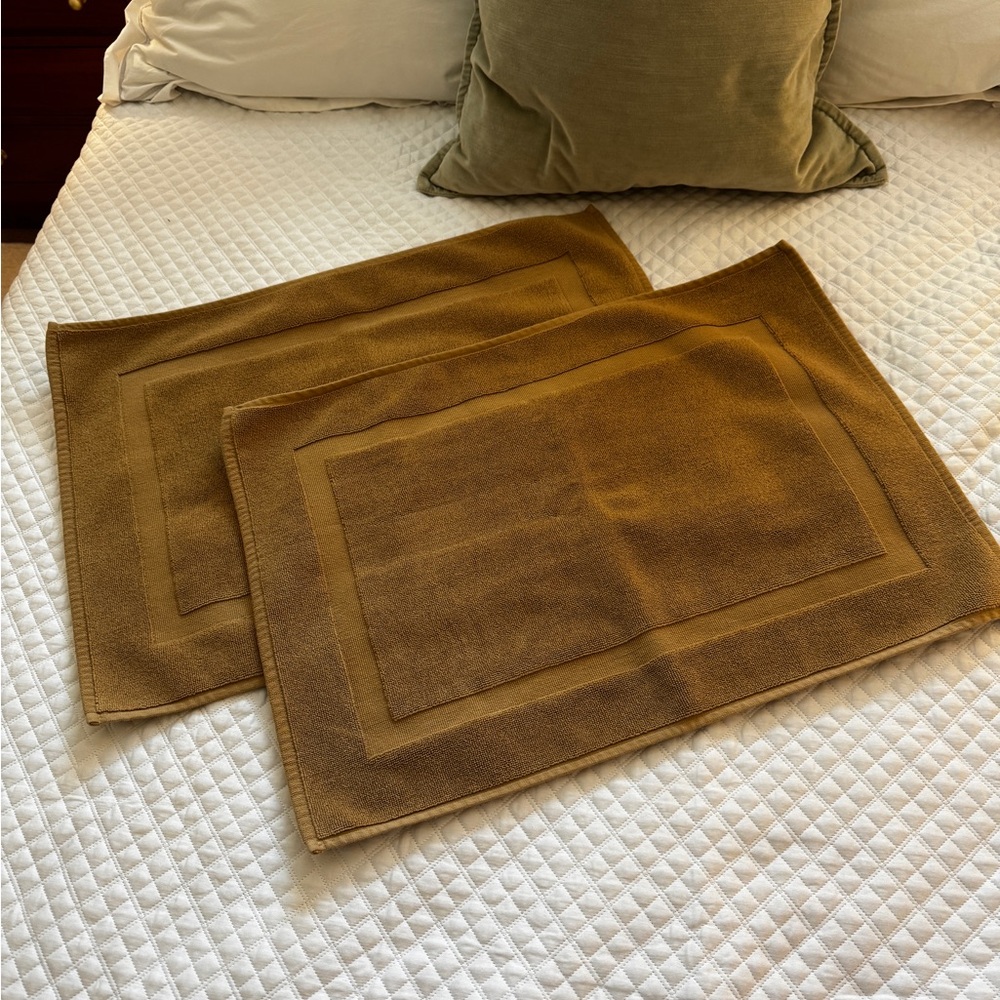 RH | Two Bath Mats